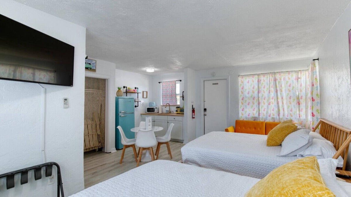Bridgeport Heights Hotel | Pineapple Shores Retro Inn 4