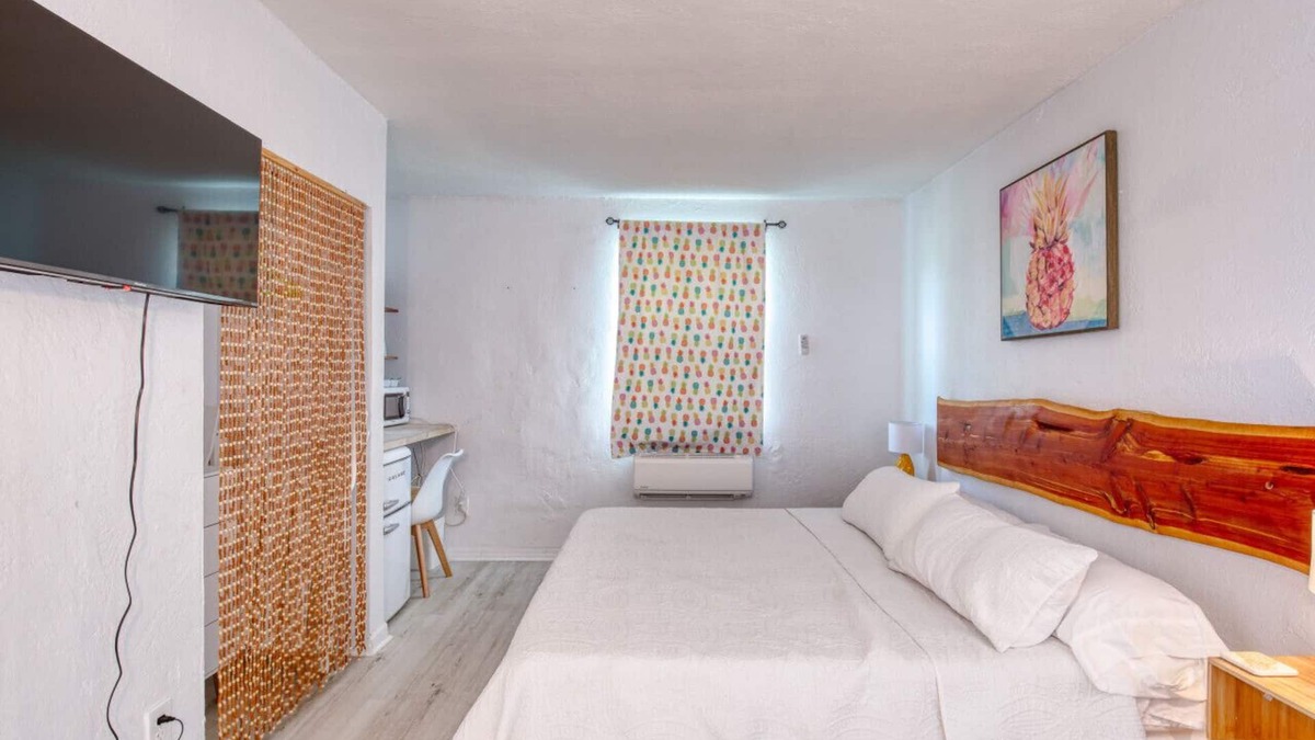 Bridgeport Heights Hotel | Pineapple Shores Retro Motel 9