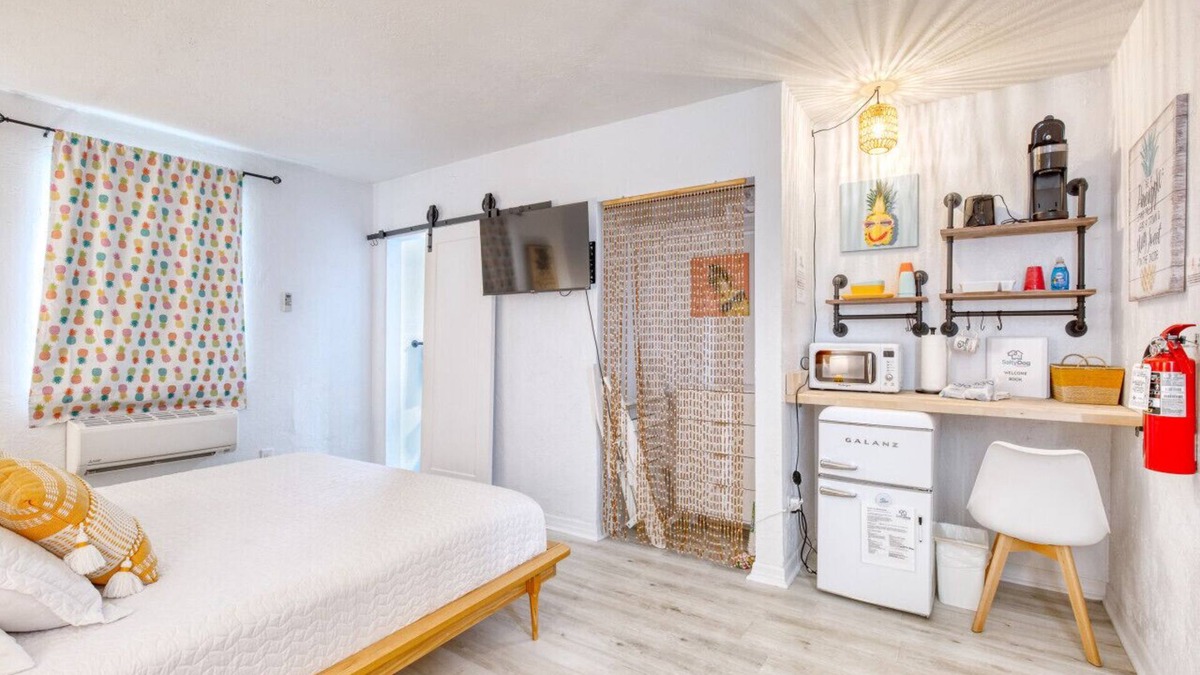 Bridgeport Heights Hotel | Pineapple Shores Retro Inn 10