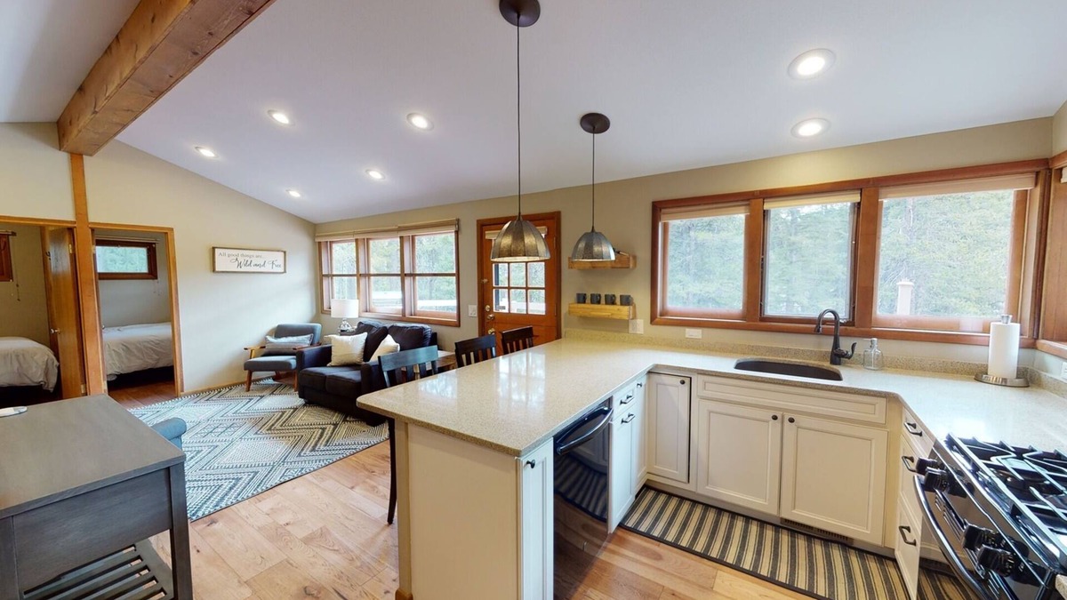 Red Lodge House | Pinecone Cabin, Wi-Fi, Dog Friendly, Fireplace, Deck