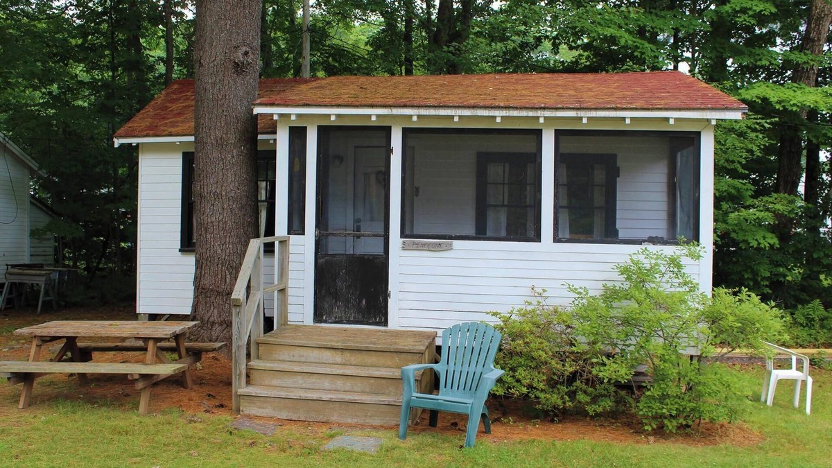North Sebago Cottage | Pinecone Cottage-Private Beach-Pets Welcome - Round Table Lodge, Sebago, Maine
