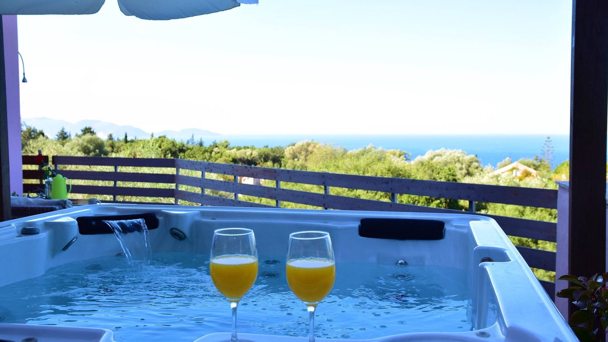 Manganos Condo | Pinecone Cozy apartment with hot-tub, convenient location