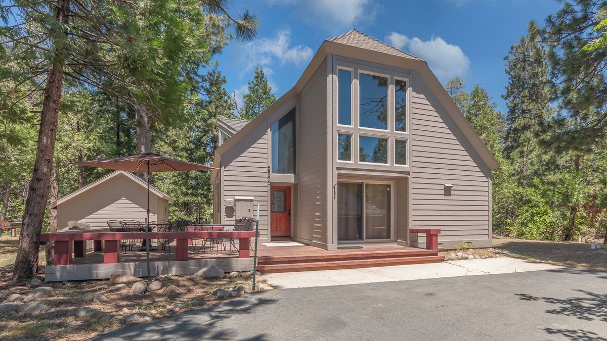 Dorrington Cabin | Pinecone Peak-Updated Cabin with Huge Recreation Room and Flat Level Driveway!