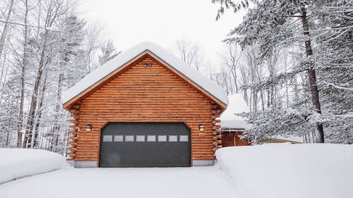 Michaywe House | PineHaus - Game Room, Fireplace, Private Sauna