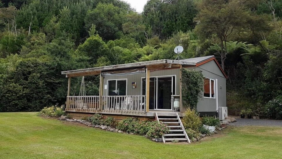 Katikati Cottage | Pinehaven Riverside Cottage - Escape the Rat Race
