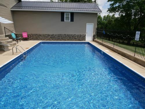 Kerr House | PineRidge Country Retreat with In ground Pool and Hot Tub