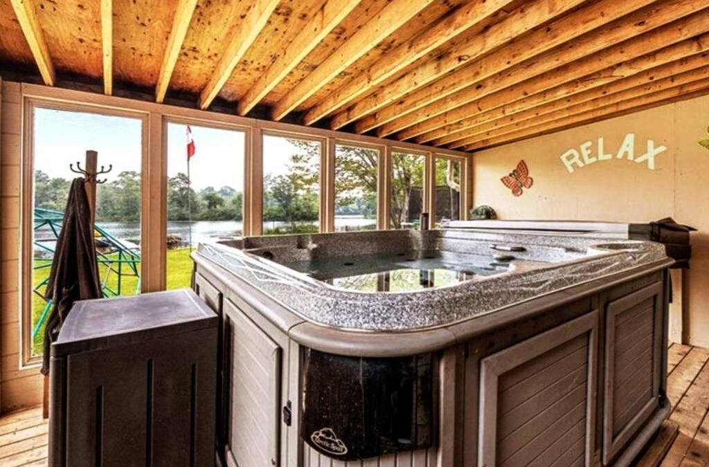 Norland House | Pines Bay Waterfront cottage with Hot tub!