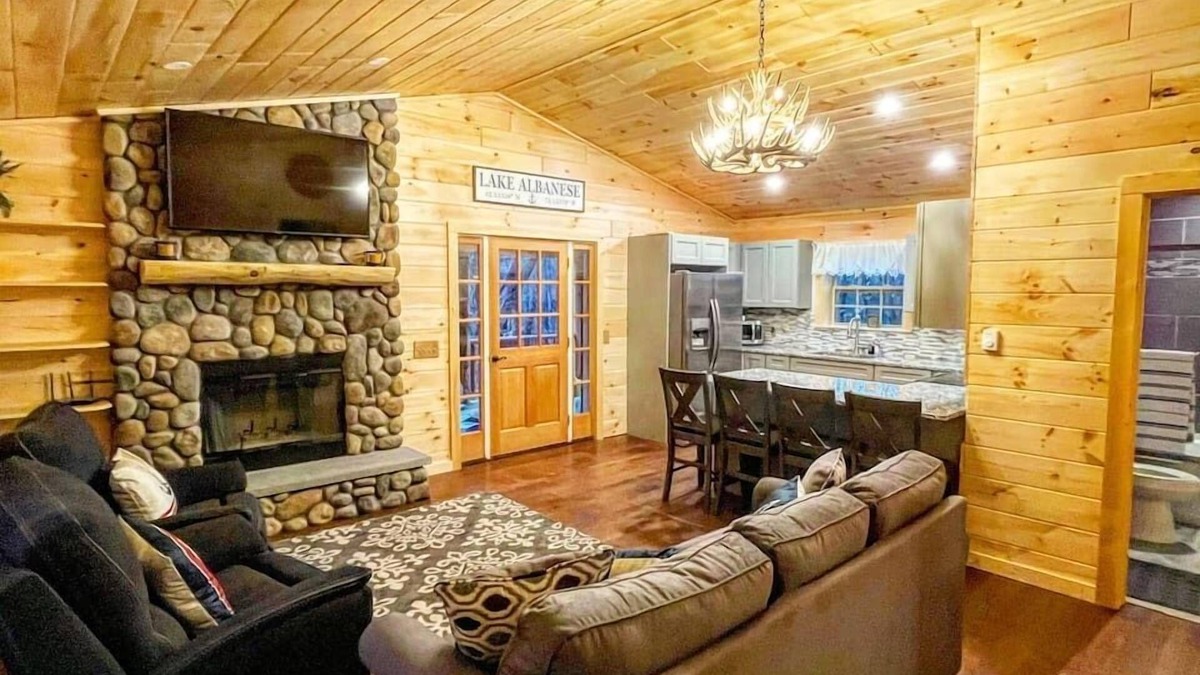 West Oneonta Cabin | Pines Luxury Log Cabin Lakefront Kayaks & Hot Tub