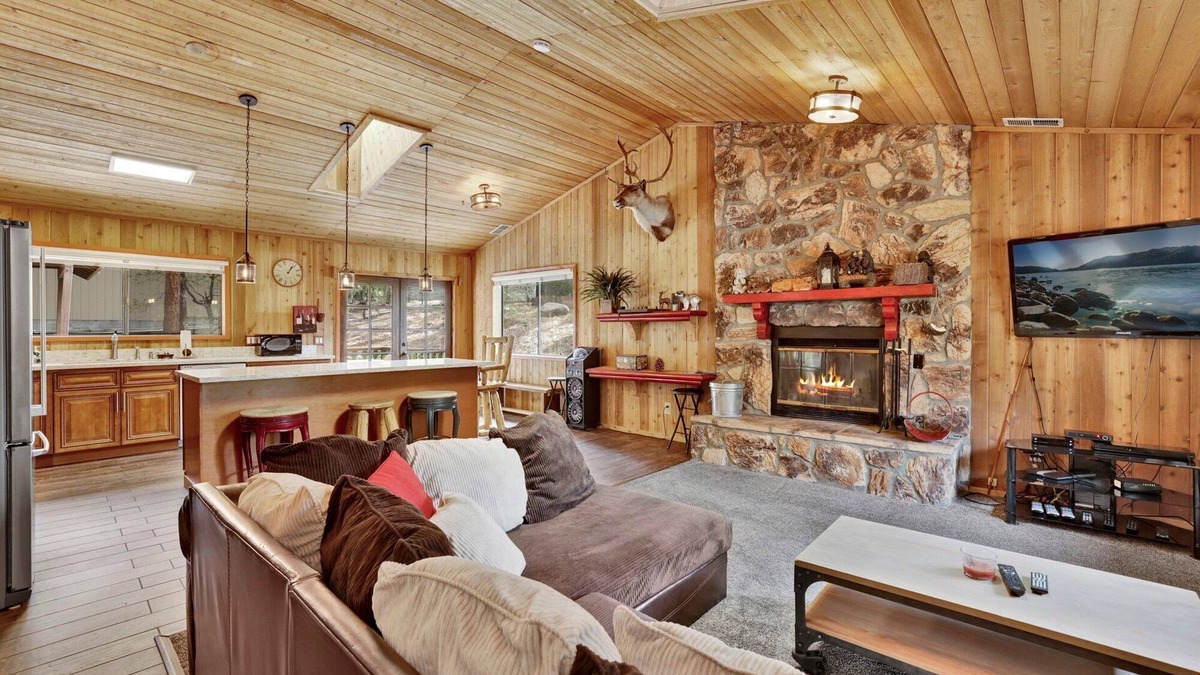 Fox Farm Cabin | Pines & Needles Retreat at Big Bear- Hot Tub- Central Location-