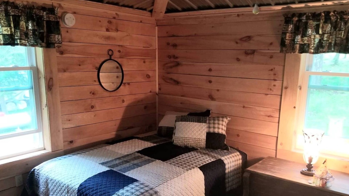Wauksaukee Cottage | Pines Retreat Getaway - Cozy Cottage, Short walk to Lake Noquebay