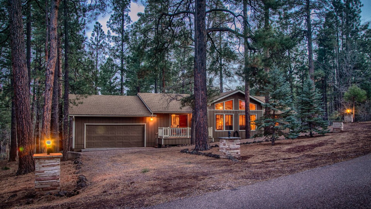 Pinetop Cabin | Pinetop C.C. Retreat:Newly Remodeled,90 JET HOT TUB, 3 DECKS, A/C, FOREST VIEWS!