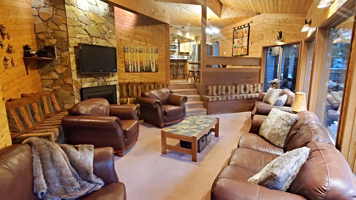 Emerald Estates Ski Chalet | PINETREE CHALET Whistler: 4-bd; lodge decor; vaulted cedar rooms