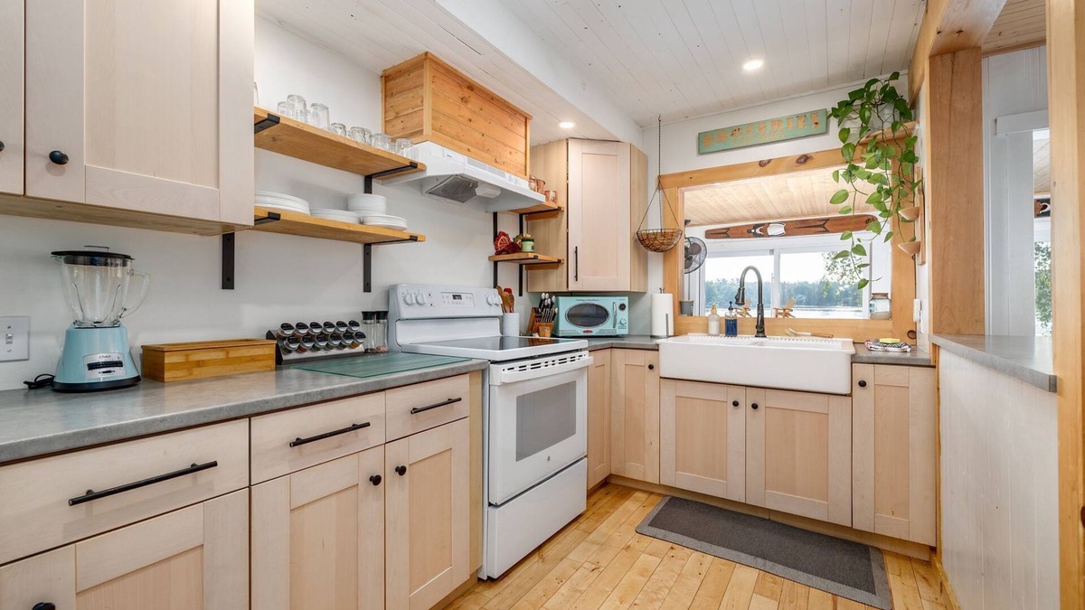Youngs Point Cottage | Pineview Cottage Escape - Year Round w/Hot Tub & Pet Friendly!