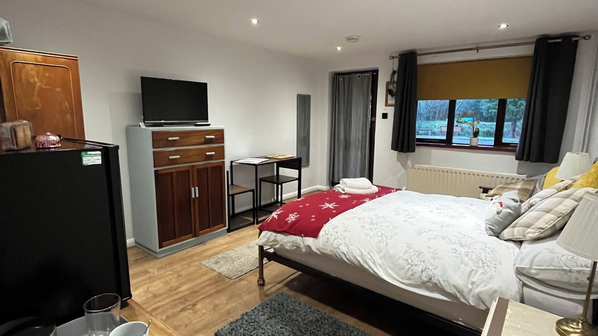 Ibstock Bed & Breakfast | Pinewood Lodge