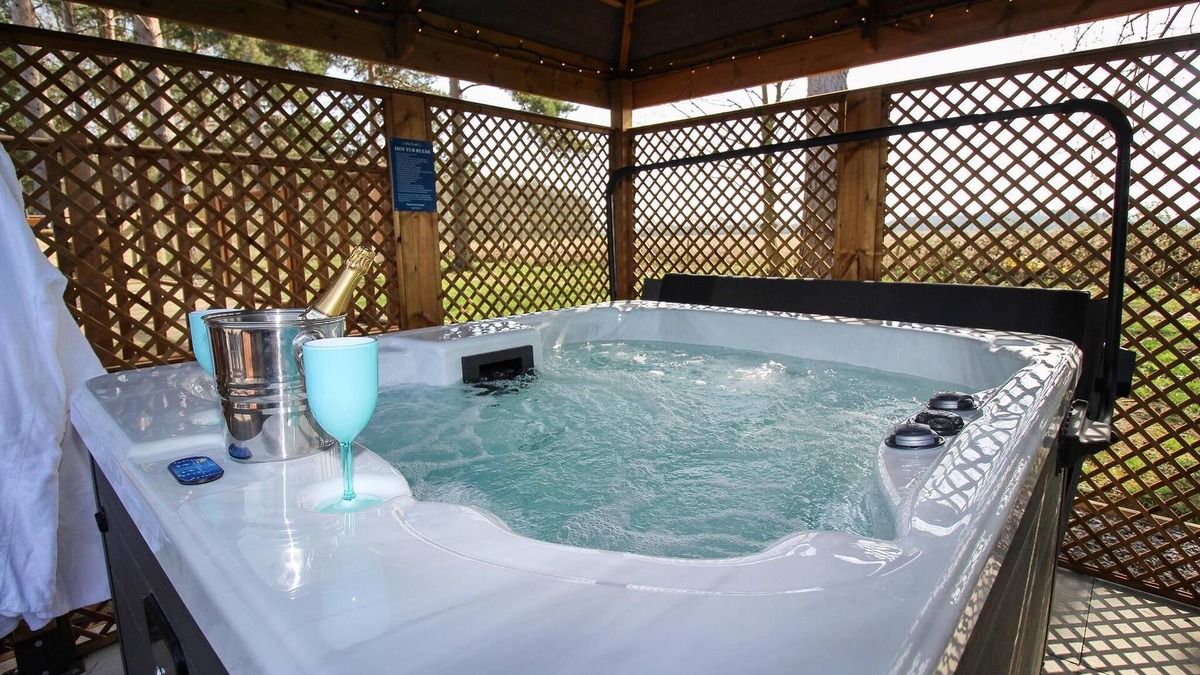 Ryther Apartment | Pinewood Lodge - Luxury Lodge with Hot Tub