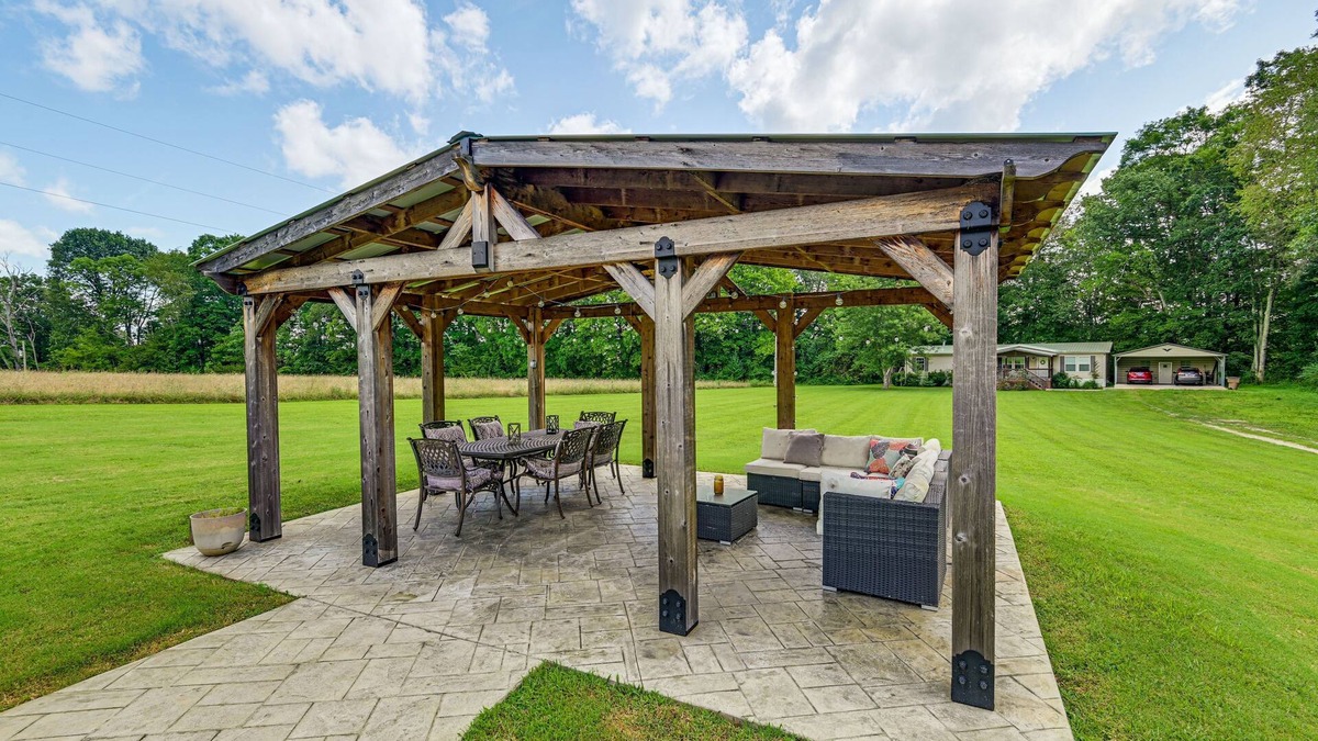 Nunnelly House | Piney River Escape Hot Tub and Outdoor Kitchen