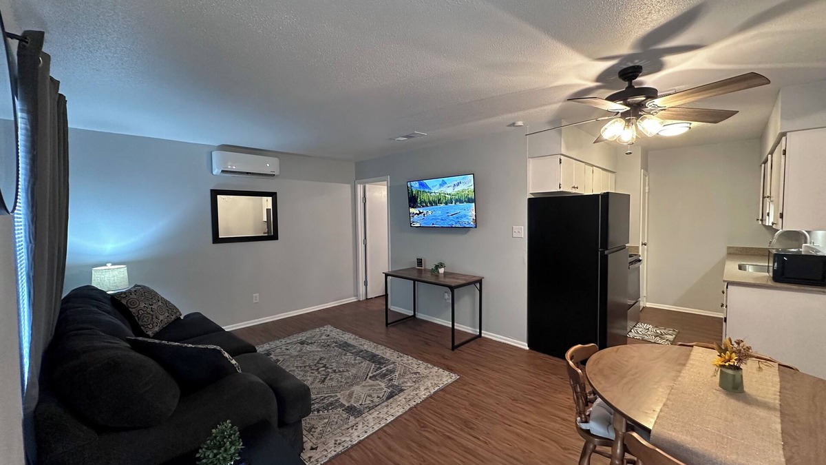 Texarkana Apartment | Piney Woods 7 - King Bed