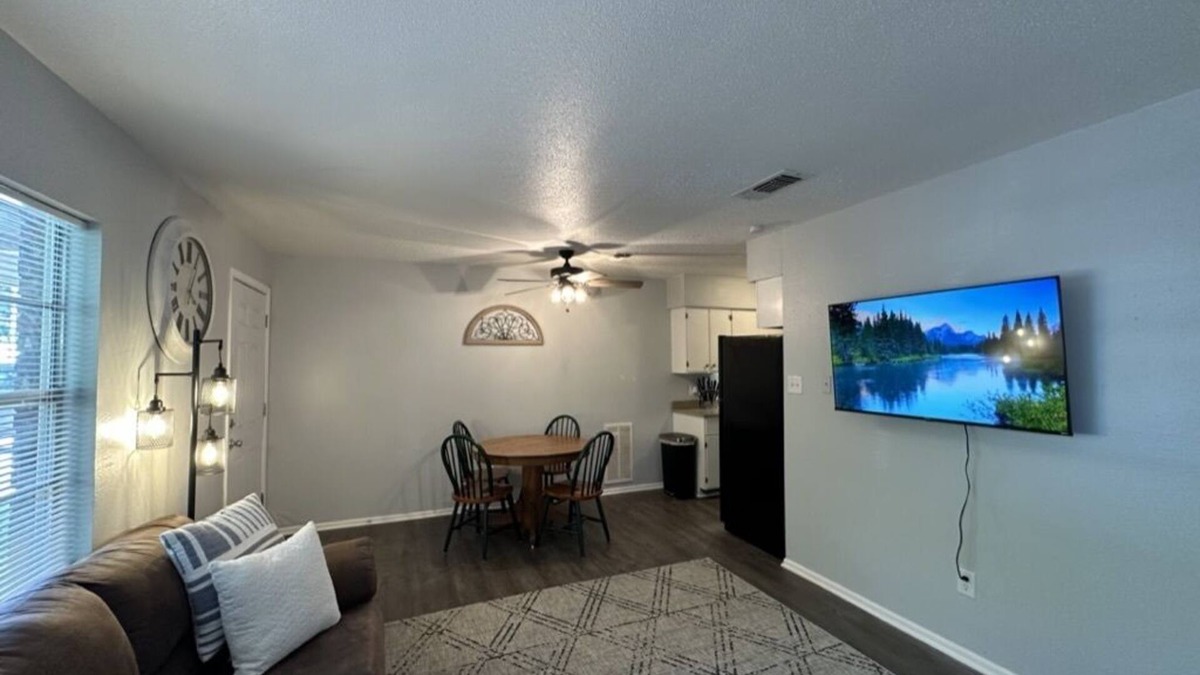 Texarkana Apartment | Piney Woods 8 - King Bed