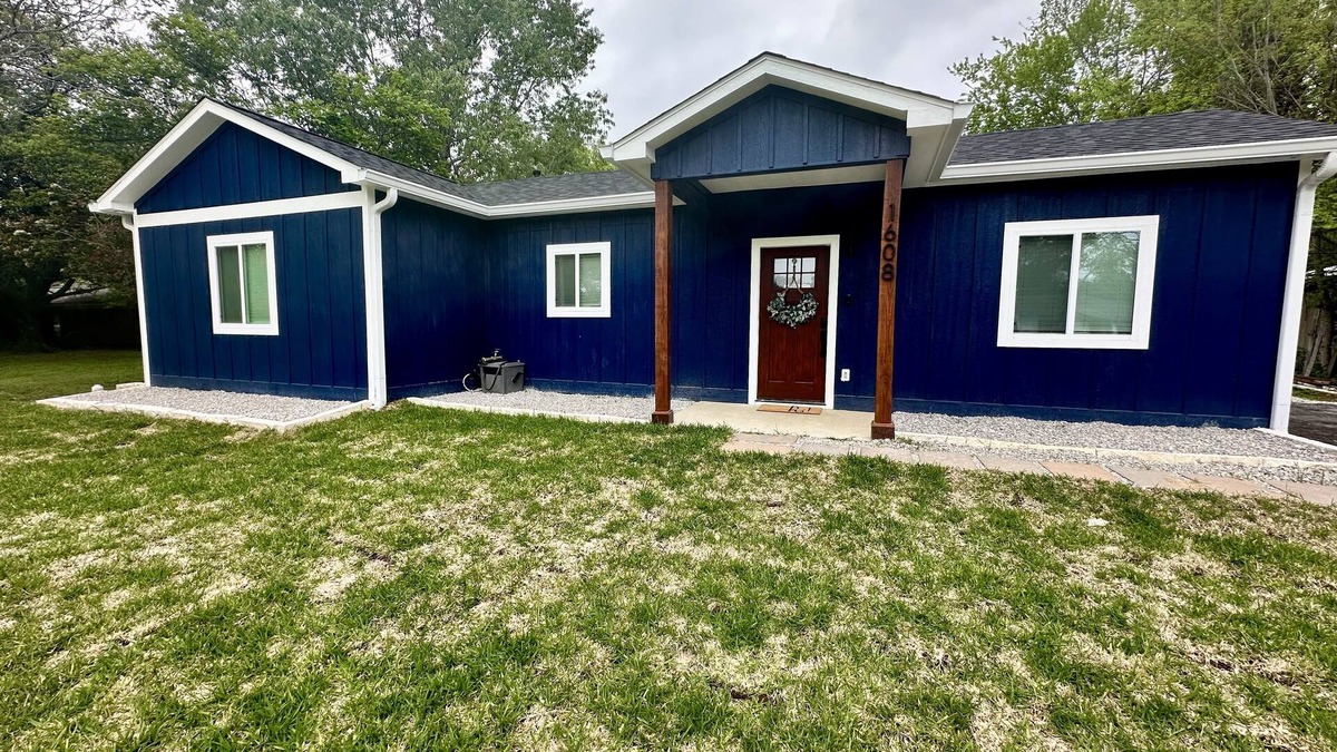 Lufkin House | Pineywoods Blue Cottage nestled in the heart of East Texas