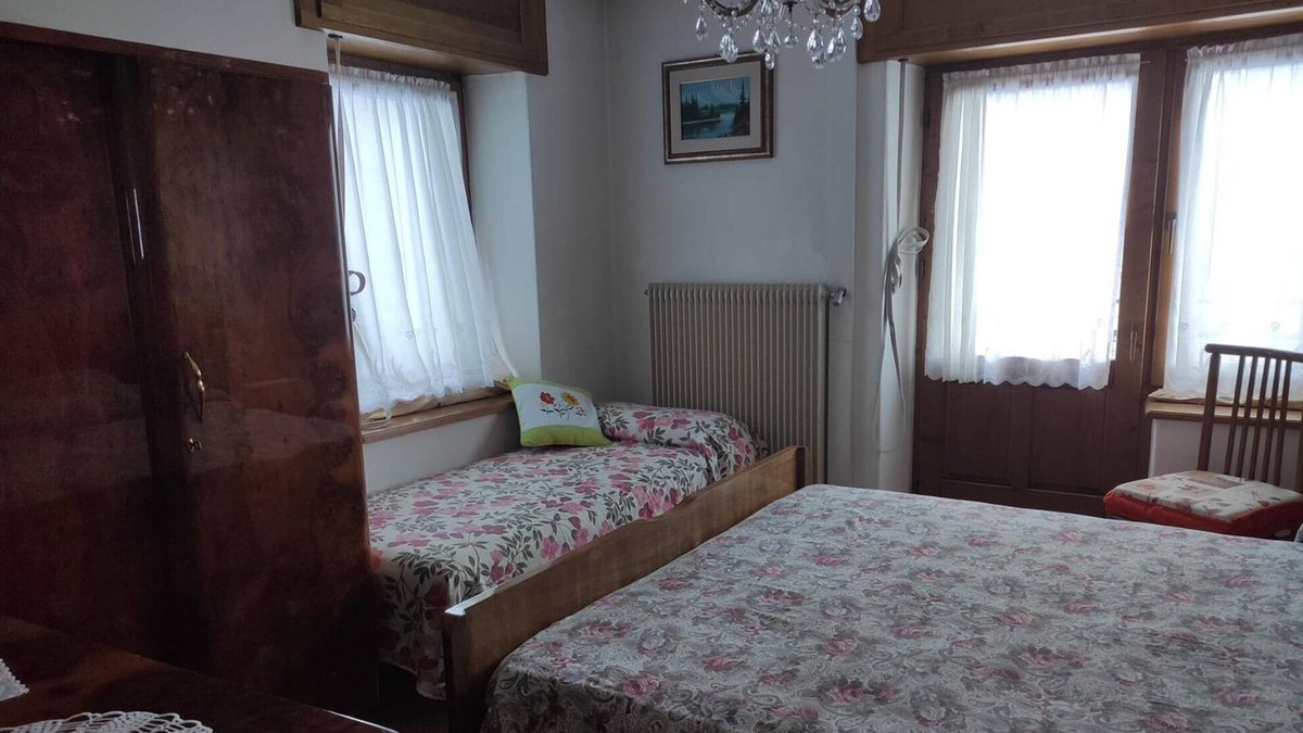 San Pietro di Cadore Apartment | 'Pini' Room with Mountain View and Balcony