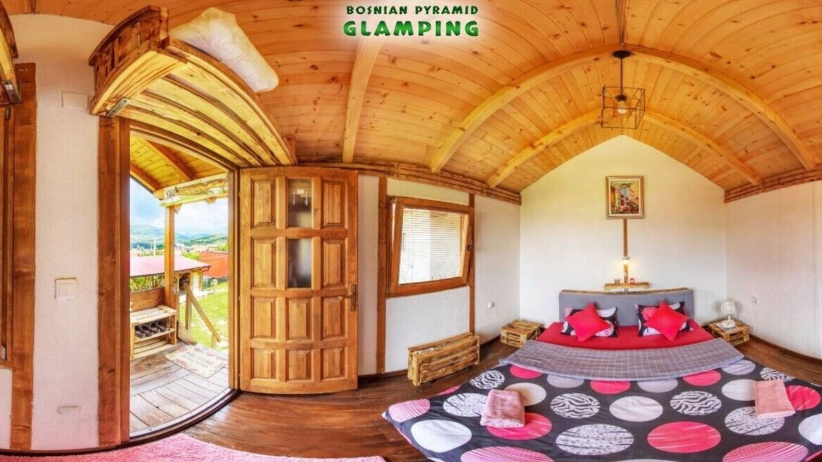Visoko House | Pink bungalow Bosnian pyramid glamping