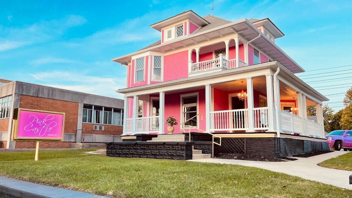 Seymour House | Pink Castle with YEAR ROUND heated spa pool