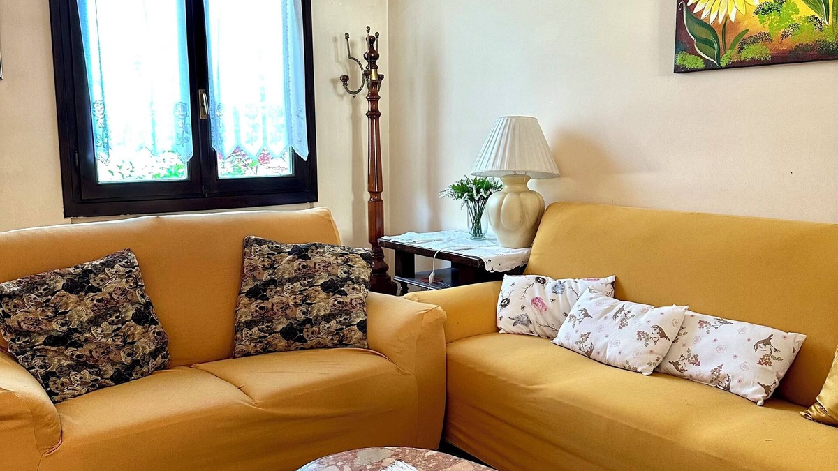 Gaino House | Pink House cottage in a quiet location