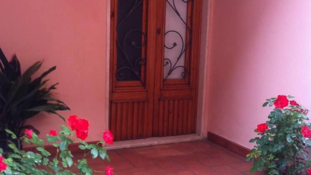 Pedona House | Pink house in Versilia hills with garden and holistic massage service