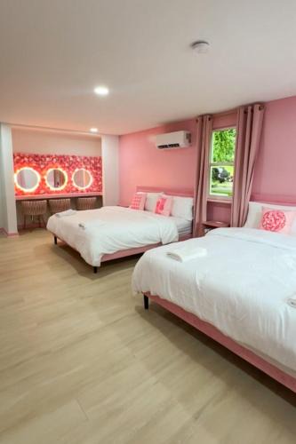 Dickerson Road House | Pink Nashville Cottage - Girls' Trip, 12 Min to Broadway