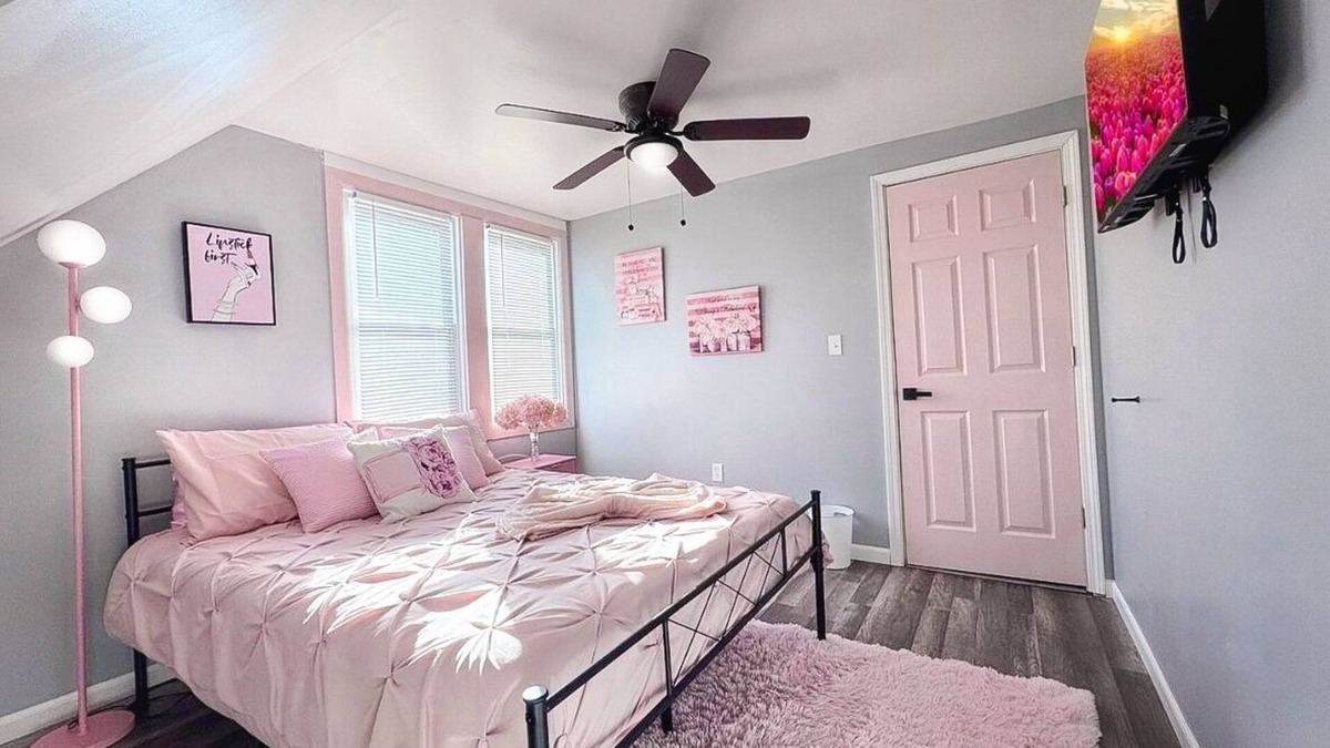Southside Apartment | Pink Paradise! Cozy Getaway near SU!
