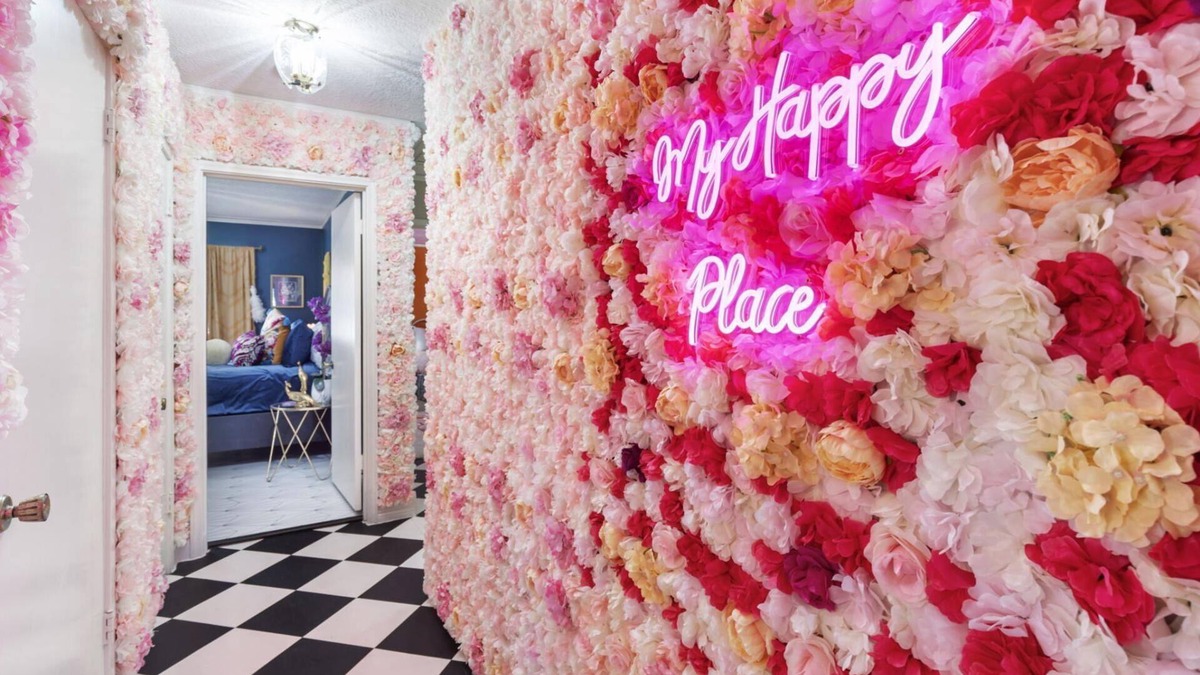 Conroe House | Pink Shutter House: A Girly Getaway with Themed Rooms, Neon Signs & IG-Worthy Decor! Unique Stay!