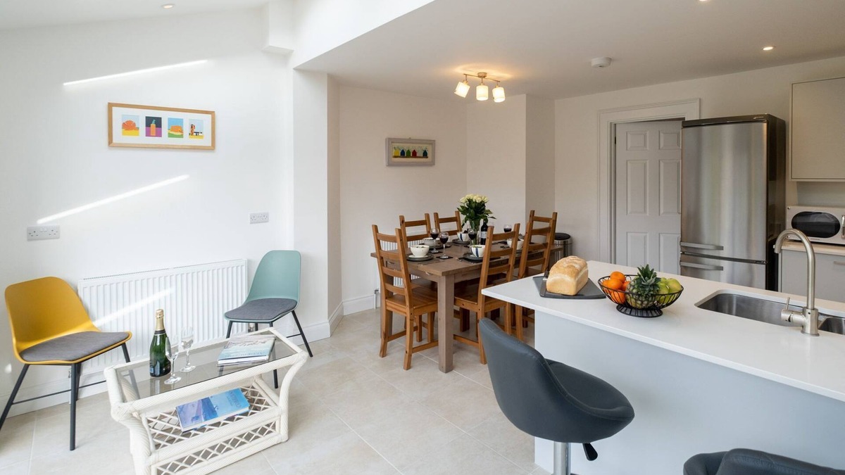 Aldeburgh Cottage | Pinky Cottage - sleeps 6 guests in 3 bedrooms