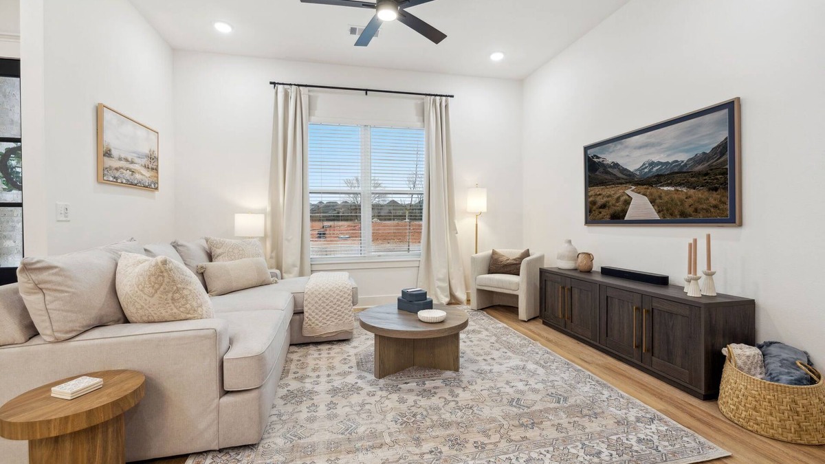 Rogers House | Pinnacle Row - 0.8mi to Promenade-2 Mi to The Amp