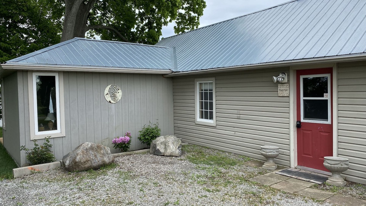 Louth Cottage | Pinot Noir cottage on the lake