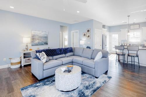 Arundel Apartment | Pinstripe Shell