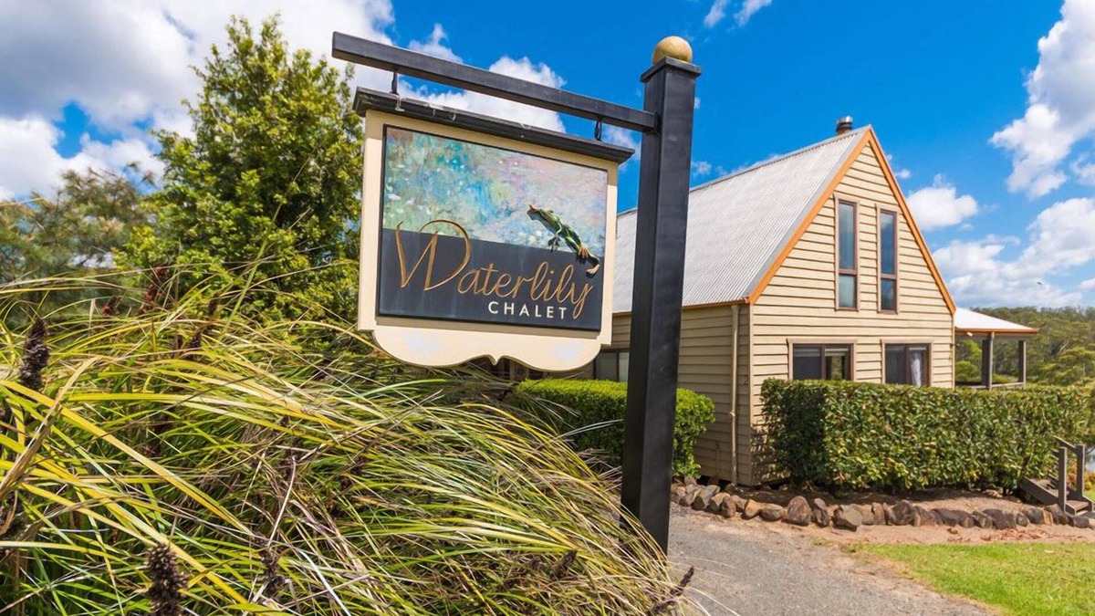 Possum Brush House | Pioneer cottage with panoramic valley views.