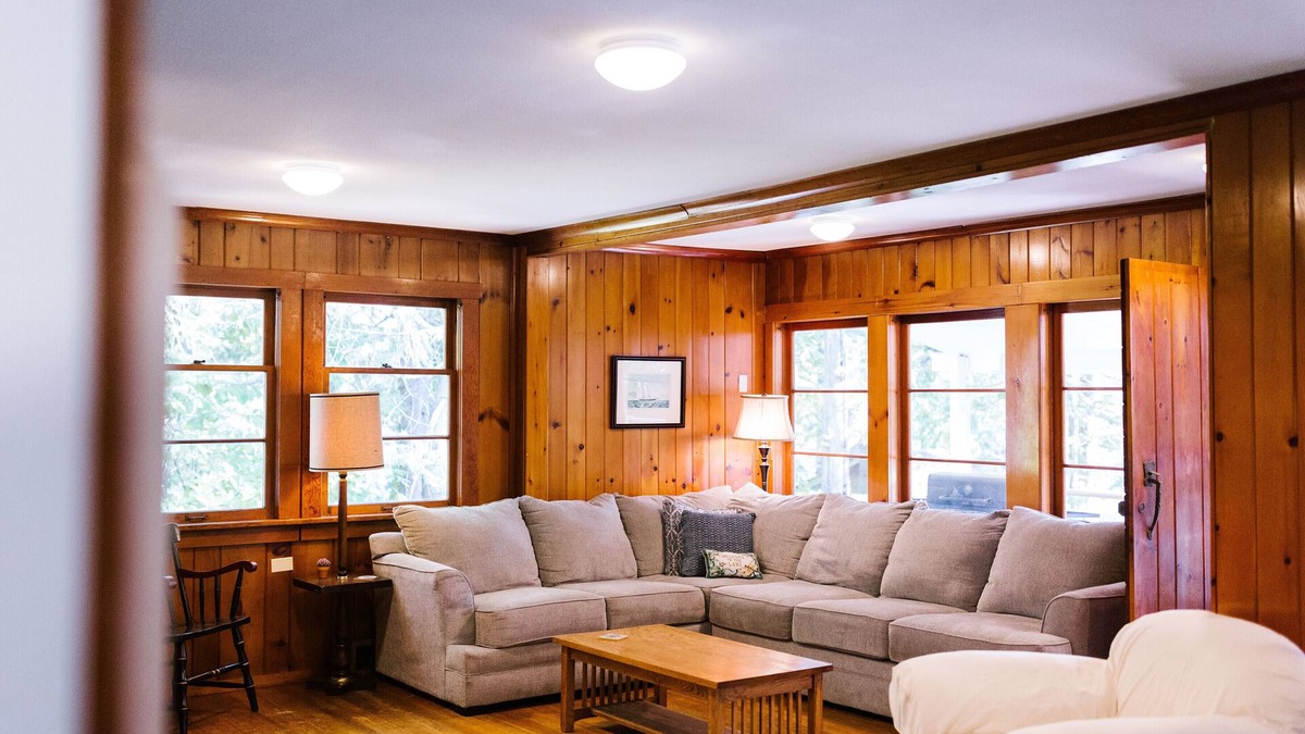 Maple Valley House | Pipe Lake Lodge - waterfront, dock, kayaks, WiFi, fireplace
