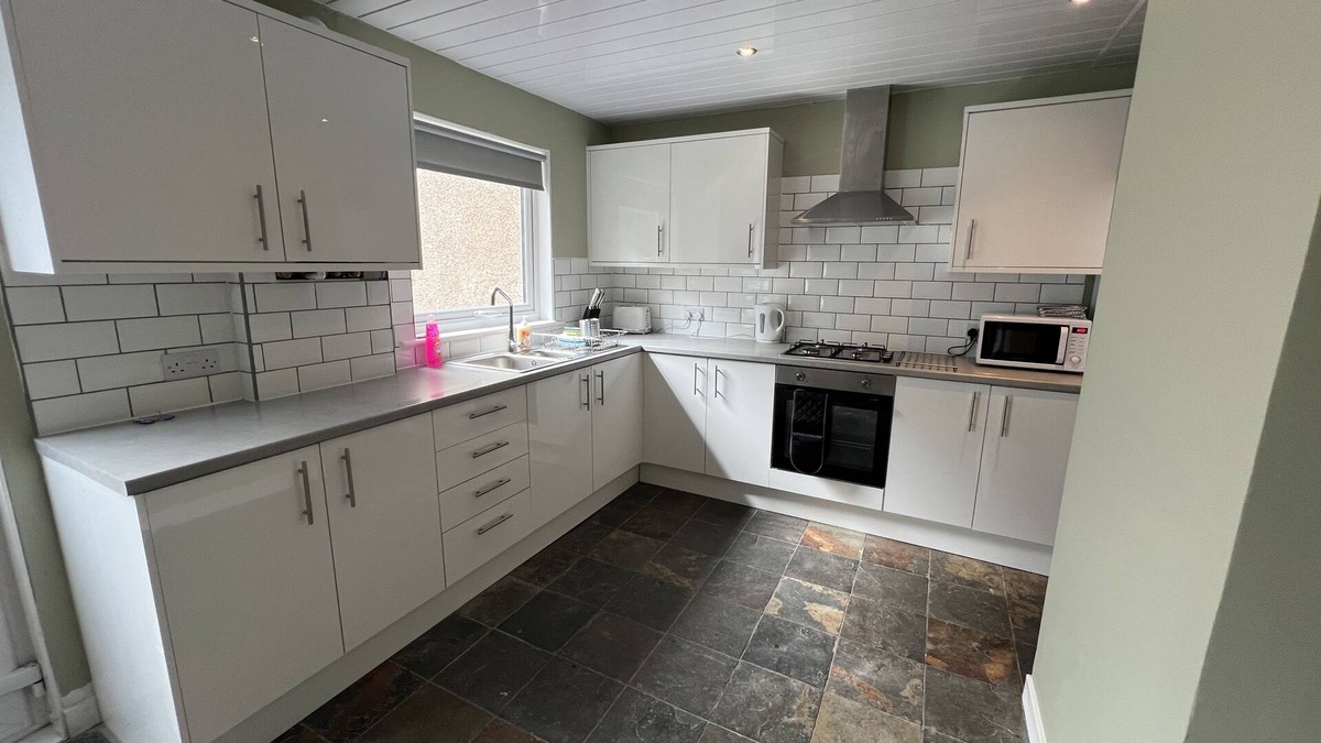 Glenrothes House | Piper Drive - sleeps 4 guests in 3 bedrooms