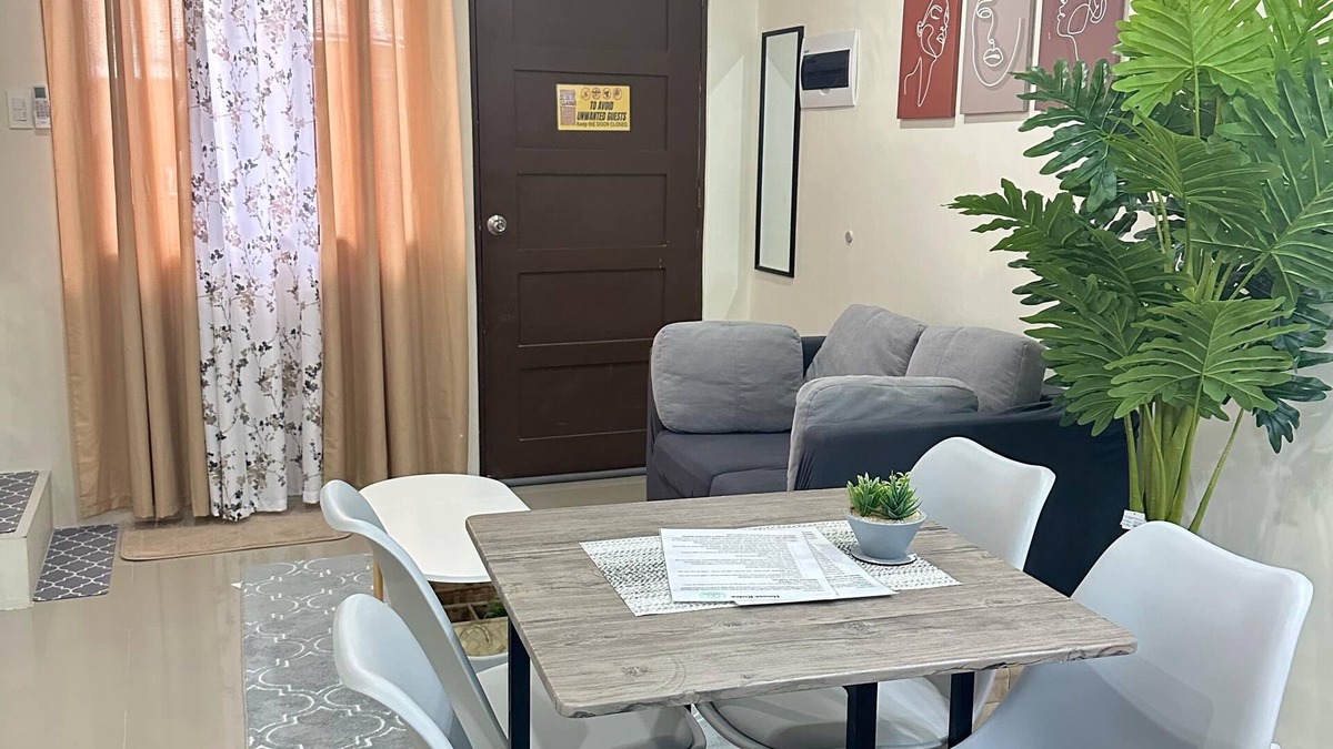 Dumaguete House | Piper's Pad-Cozy 2-bedroom - Near the Airport - Air-Conditioned. WIFI - Kitchen.