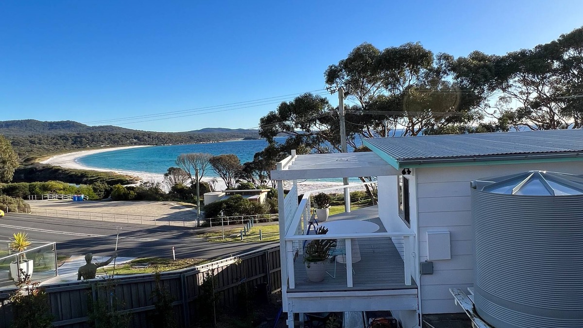 Binalong Bay House | PIPI SHACK Iconic waterfront shack at Binalong Bay Beach, Bay of Fires