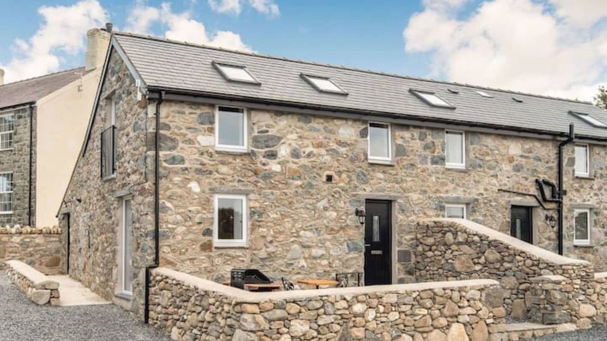 Dinas Cottage | Pipistrelle Cottage a quirky gem on the Llech Y Dwr Estate near Snowdoniann