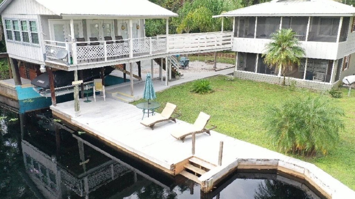 Astor House | Pirate's Cove Astor - River Retreat