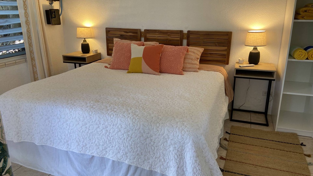 Contant Farms Apartment | Pirate's Cove STJ 🏴‍☠️15 minute walk to town and newly remodeled king 1 bdrm, AC🏝