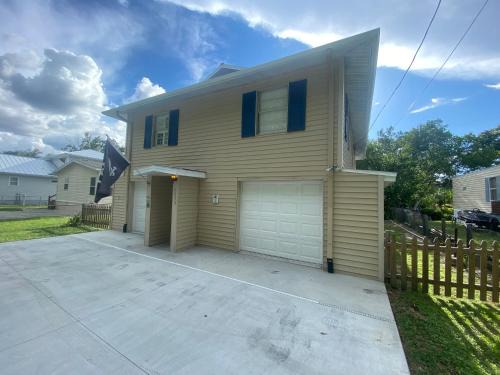 Weeki Wachee Gardens House | Pirate's Cove - Waterfront - Weeki Wachee River Access with Paddlecraft!