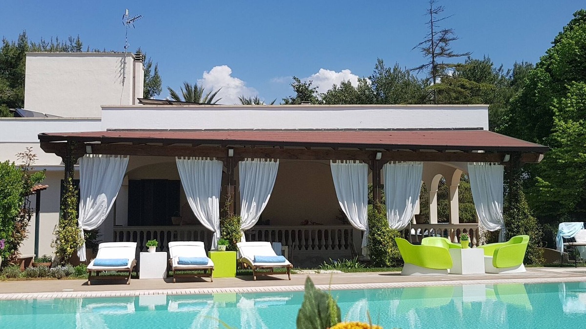 Galatina Villa | Piscina a sfioro riscaldata, tennis, area benessere, wifi nel cuore del Salento!