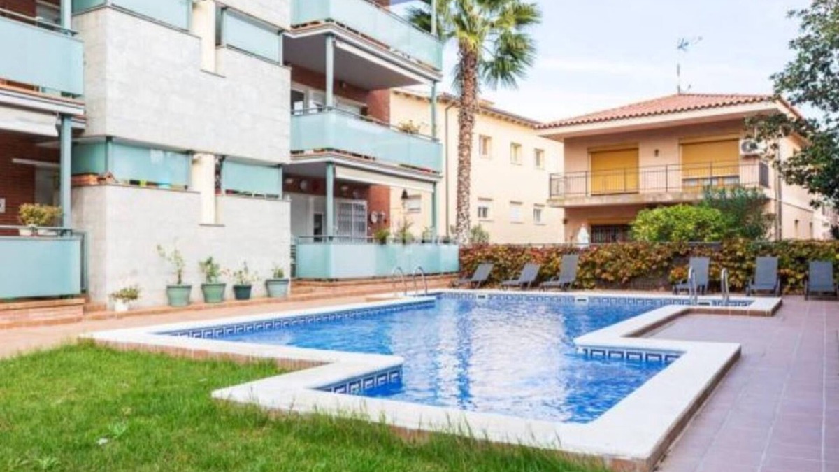 Sant Cugat del Valles Apartment | Piso con Piscina Para 5 Personas