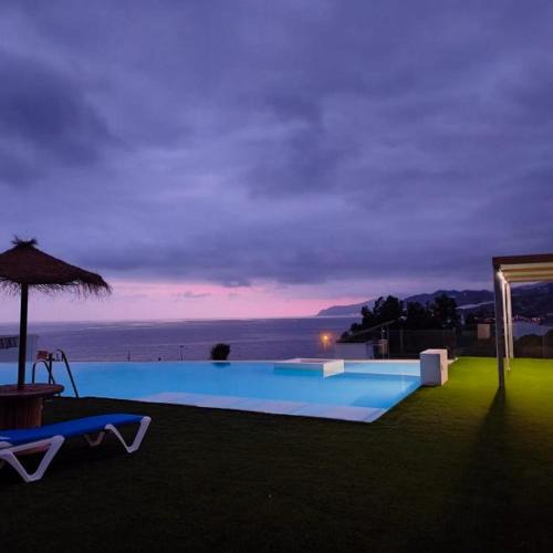 Sorvilan Apartment | Piso de lujo en la playa de un pueblo de Granada con piscina infiniti, yacuzzi en la piscina, tumbonas privadas y mucho más