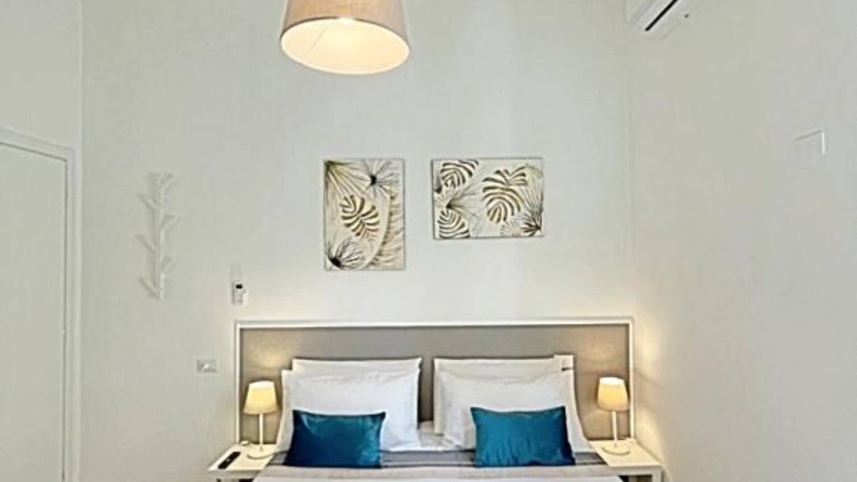 Ciampino Bed & Breakfast | PIT STOP CIAMPINO STATION - Deluxe room shared bathroom
