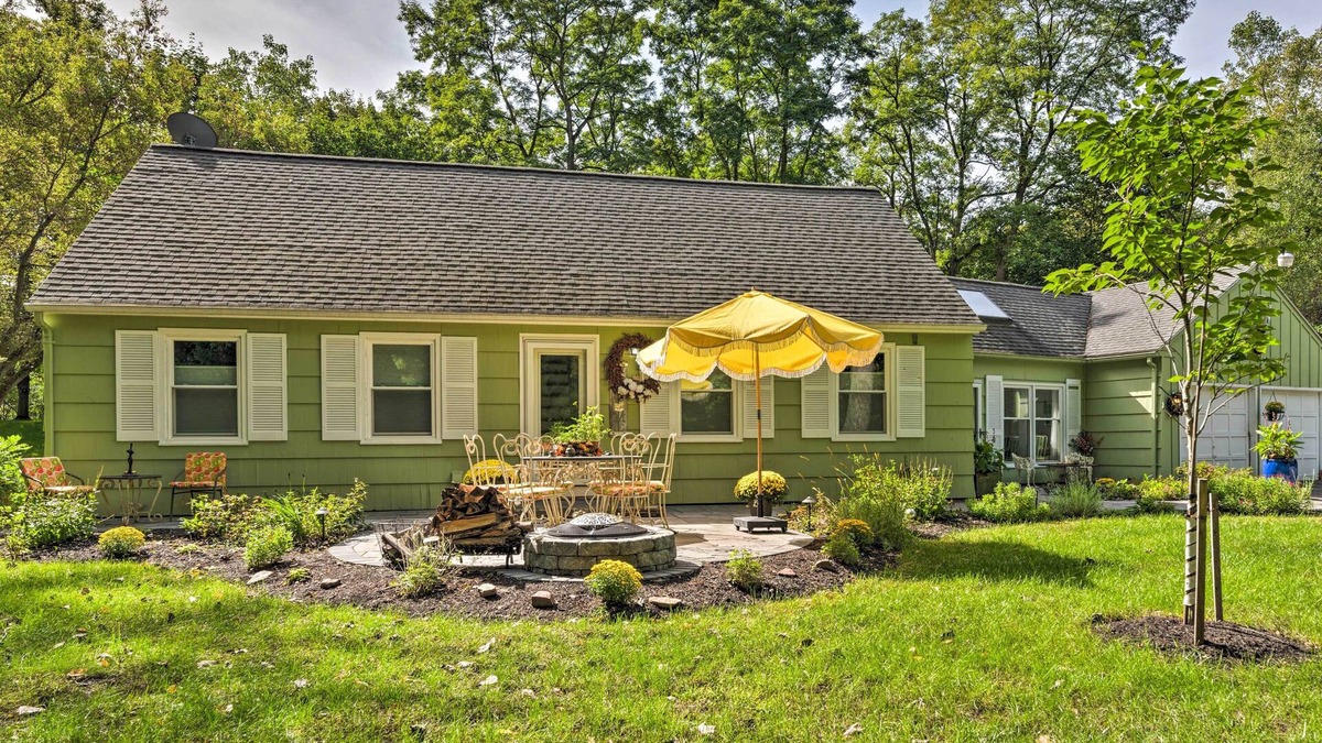 Pittsford Apartment | Pittsford ‘Trolley Home’ - Near Erie Canal!