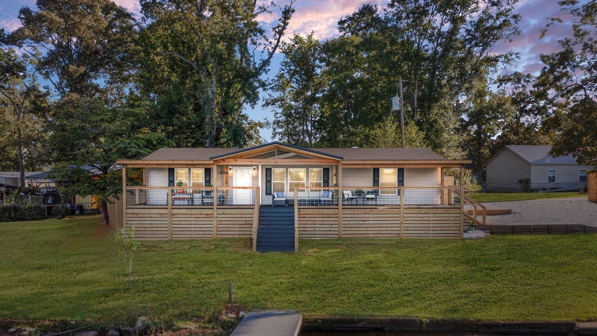 Shelby House | PJinx and Grace Peaceful Lake front 3BR/2ba